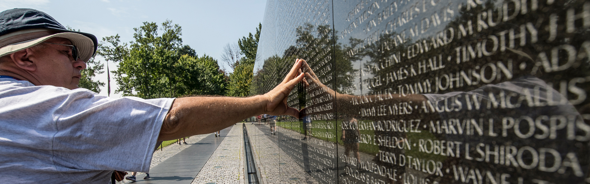 Dreams for Veterans - ước mơ: Dreams for Veterans là chương trình đầy ý nghĩa giúp những người lính yêu nước đang trở về từ chiến trường có được những ước mơ của mình. Hãy đến và cùng xem hình ảnh về những ước mơ đầy ý nghĩa của những người lính trở về an toàn sau những cuộc chiến.